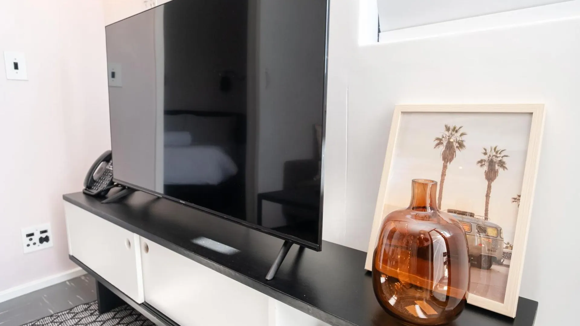 Apartment Flamingo 809 - Top Floor Sea Point Unit With Daily Housekeeping Cape Town