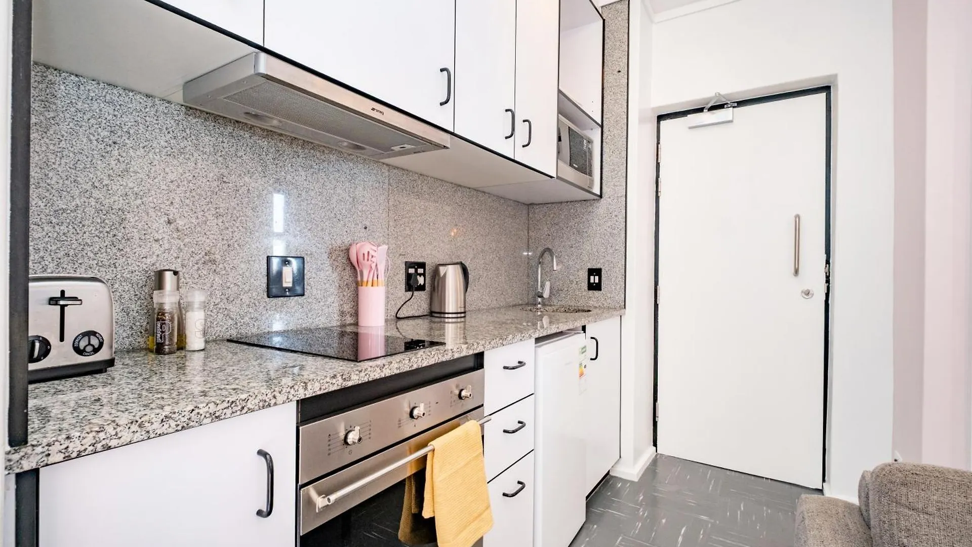 Flamingo 809 - Top Floor Sea Point Unit With Daily Housekeeping Cape Town