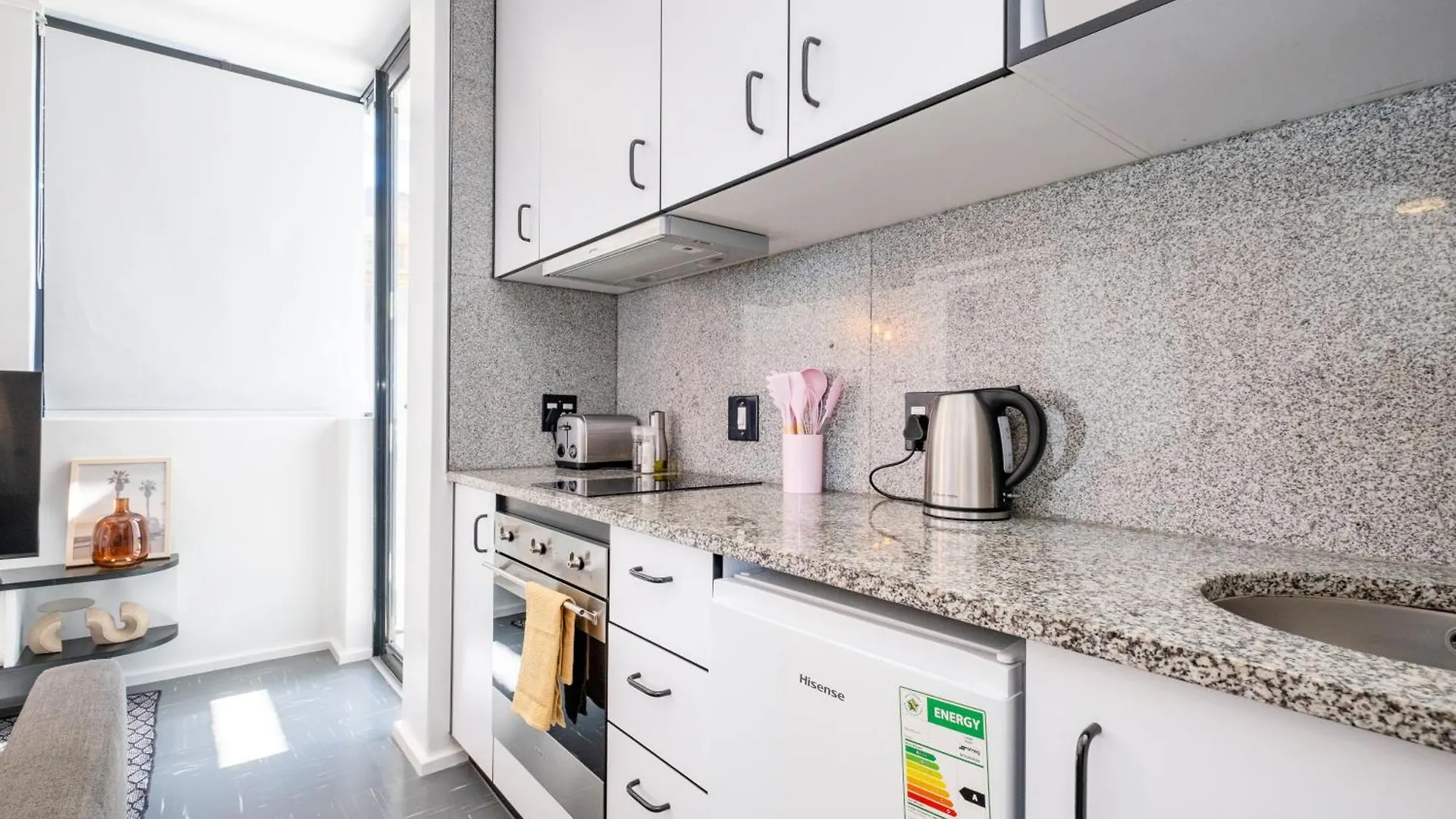 Flamingo 809 - Top Floor Sea Point Unit With Daily Housekeeping Cape Town